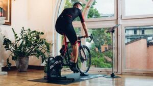 Cómo entrenar en casa con un rodillo de ciclismo